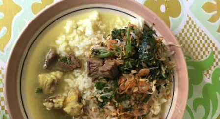 Soto kok isiannya sayuran lengkap plus koyor? ??  Soto Gudangan Bu Kusnin di Ungaran menawarkan sajian berkuah dengan aneka sayuran, daging sapi, dan 