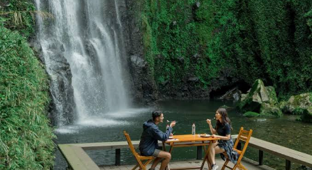 Air terjunnya seolah keluar langsung dari celah tebing! ??  Curug Tirta Sela di Baturraden, Banyumas, punya pemandangan unik yang cocok buat kamu yang