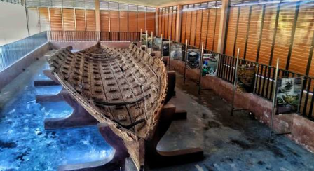 Siapa sangka, gali tambak garam malah menemukan kapal berusia lebih dari 1.000 tahun! ??  Situs Perahu Kuno Punjulharjo di Rembang menyimpan jejak tek