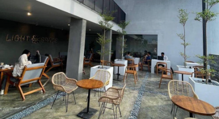 LIGHTSPACE Coffee & Eatery :Tempat Nongkrong Nyaman Dekat Kampus UMS