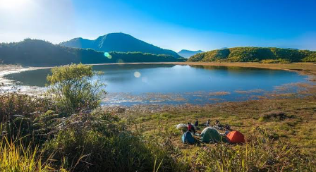 Nggak cuma Telaga Warna, Banjarnegara juga punya Telaga Dringo yang menawarkan panorama danau alami, perbukitan hijau, dan udara pegunungan yang sejuk