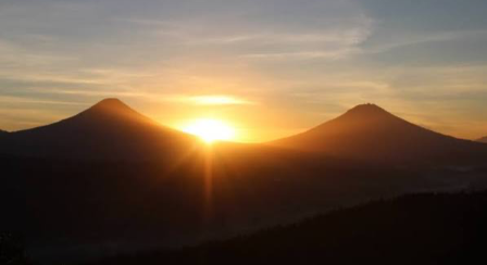Buat kamu yang suka menikmati suasana pagi dan berburu foto alam, Golden Sunrise Sokawuwuh bisa masuk daftar destinasi yang ingin dijelajahi.  Berloka