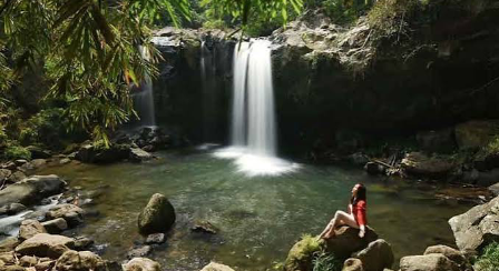 Lagi cari tempat healing yang nggak harus jauh-jauh? ??  Curug Panglebur Gongso di Kendal bisa jadi pilihan buat menikmati suasana alam, suara air ter