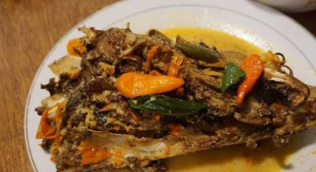 Pencinta pedas, wajib kenalan sama kuliner satu ini! ???  Kepala Manyung Bu Fat di Semarang menawarkan mangut kepala ikan dengan aroma khas ikan asap 