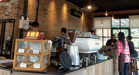 The Cabin Coffee Bar Magelang menawarkan suasana bergaya kabin dengan pilihan kopi dan hidangan untuk menemani waktu bersantai.