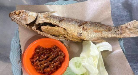 Pernah makan ikan yang masih ada telurnya di dalam? ??  Di Semarang, ada Belanak Ngendog Mbok Lemu yang menyajikan ikan belanak goreng renyah dengan t