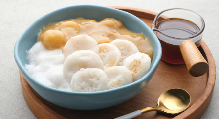 Bubur Serabi Bu Ponirah, jajanan tradisional Semarang dengan perpaduan serabi mini, bubur sumsum, candil, santan, dan gula Jawa.