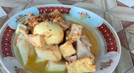 Mirip ketupat, tapi bungkusnya pakai daun bambu! ?  Namanya Sompil, kuliner tradisional khas Jogonalan, Klaten, yang disajikan bersama opor, sambal go